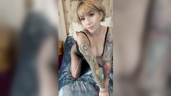 Idk what I’m doing here ???? crazy babe shows beautiful breasts