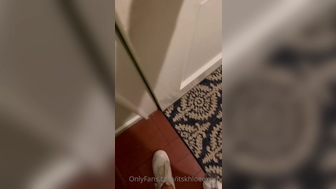 itskhloeexoxo hot chicks masturbate their pussy with a vibrator