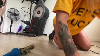 Bella aka bansheebel onlyfans crazy lady masturbates shaved pussy