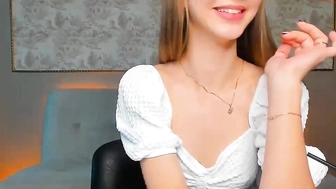 holly_cook_05092022_1646_female_chaturbate_2