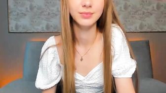 holly_cook_05092022_1646_female_chaturbate_4