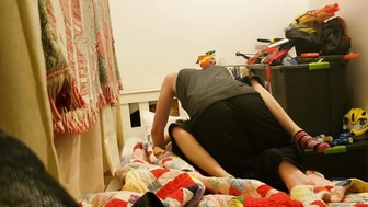 Я трахаю сводную сестру и кончаю на ее нижнее белье