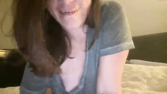 surprisedwife_04092022_0840_female_chaturbate_2