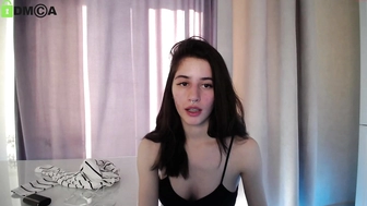 kate_lewis_04102022_0619_female_chaturbate_4