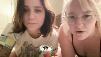 double_trouble420_05102022_0435_female_chaturbate