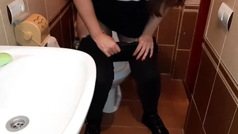 Lesbian_illusion _В общественном туалете я не только пописала, но и трахнулась с незнакомкой - Lesbian_illusion - Pornhub.com