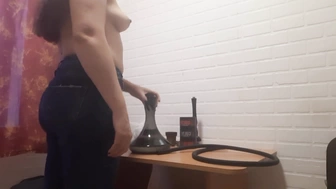 Lesbian_illusion изящно долбит свой клитор