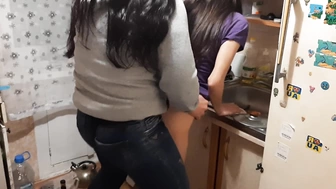 Lesbian_illusion ласкает свои дырочки с вибратором