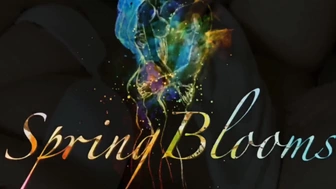 Springblooms ебет свою дырочку перед камерой