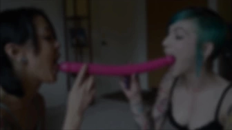 Cattie manyvids Грязный минет с двойным дилдо с давкой