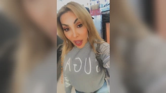 Eva Paradis трахает себя вибрацией