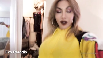 Eva Paradis трогает свою дырочку