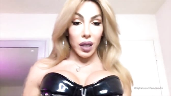 Eva Paradis дрочит свою киску