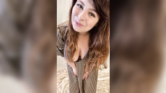 beayork трогает свое молодое тело