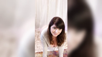 beayork засунула вибратор промеж ног