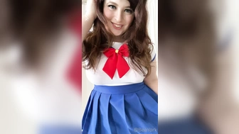 beayork ласкает свое тело пальчиками