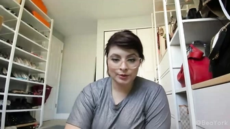 beayork шлюшка трогает свое тело