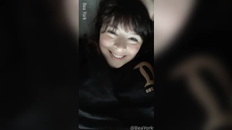 beayork показала как она доводит себя до оргазма