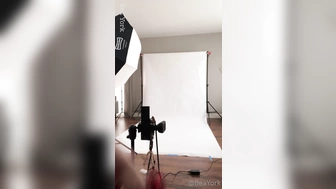 beayork развлекается с своей дырочкой в онлайне