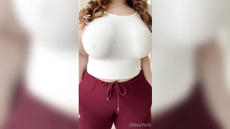 beayork демонстрирует всем как она себя трахает