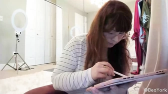 beayork трогает свою влажную пилотку