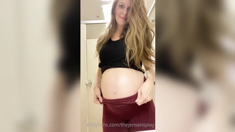 thejensensplay засунула вибратор промеж ног