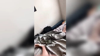 Fithotwifey трогает свои соски и мокреет