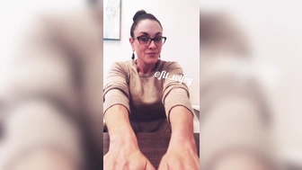 Fithotwifey вертит выбритыми дырочками в чате