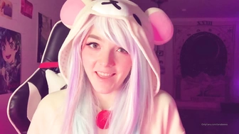 LanaBee_XO трахает свои тугие дырочки