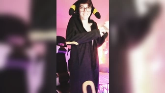 LanaBee_XO развлекается за токены с собой