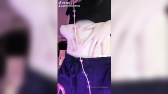 LanaBee_XO трогает свое молодое тело