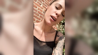 Nikita Bellucci трахает свою дырочку вибратором