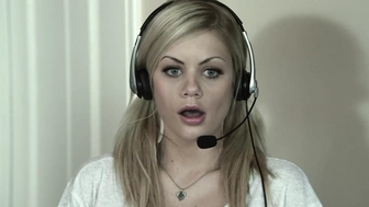 Riley Steele возбуждает свою дырочку пальчиком