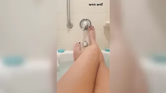 Foot Fetish - Teen in Bathtub, Black Nails, Wrinkled Soles_MissToesies_1080p