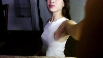 HotBabyAss_BongaCams подрочила свою бритую пезду