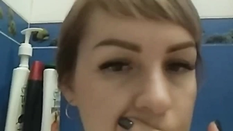 Anjela2011 трогает свою дырочку