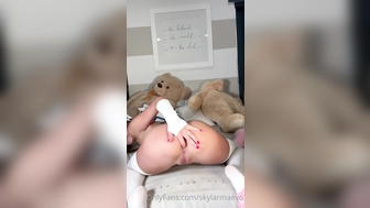 Skylarmaexo onlyfans 27-June-2025 перед камерой и трахает себя пальцем