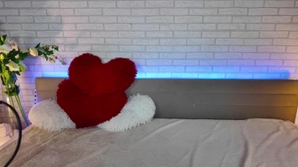 Mynovabliss Chaturbate Fucks Her Wet Hole