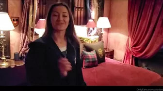akadanidaniels busty slut poses naked