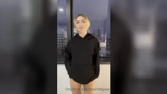 BeachBbyXXX masturbates his swollen clit