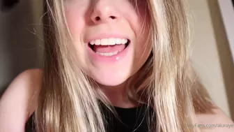 Aluraye lustful babe pulls on the couch