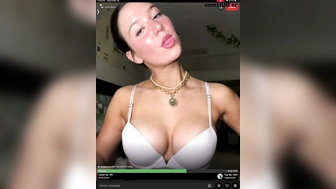 Jazzymaex milf show her tits