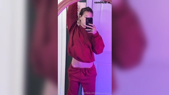 Oliviahansley teen flash her tits