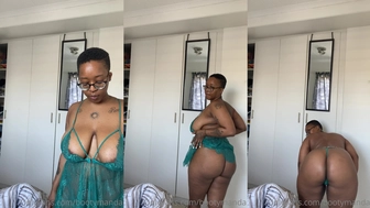 MandyPowers onlyfans playing her vulva