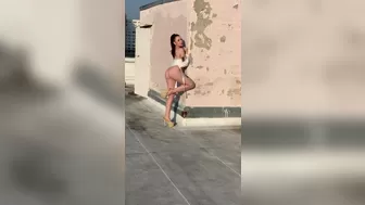 Elise Laurenne in all the cracks before losing pulse