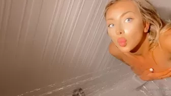 Ashley Danielle chick fucks herself with a big rubber dildo