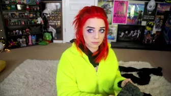 thegoldengoddes spectacular babe jerks off anus