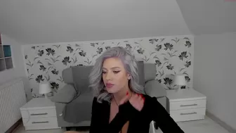 i_am_sarahxxx sweet babe masturbates on the bed