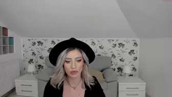 i_am_sarahxxx satisfied with sex toy