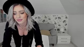 i_am_sarahxxx skinny bitch jerks pussy with dildo